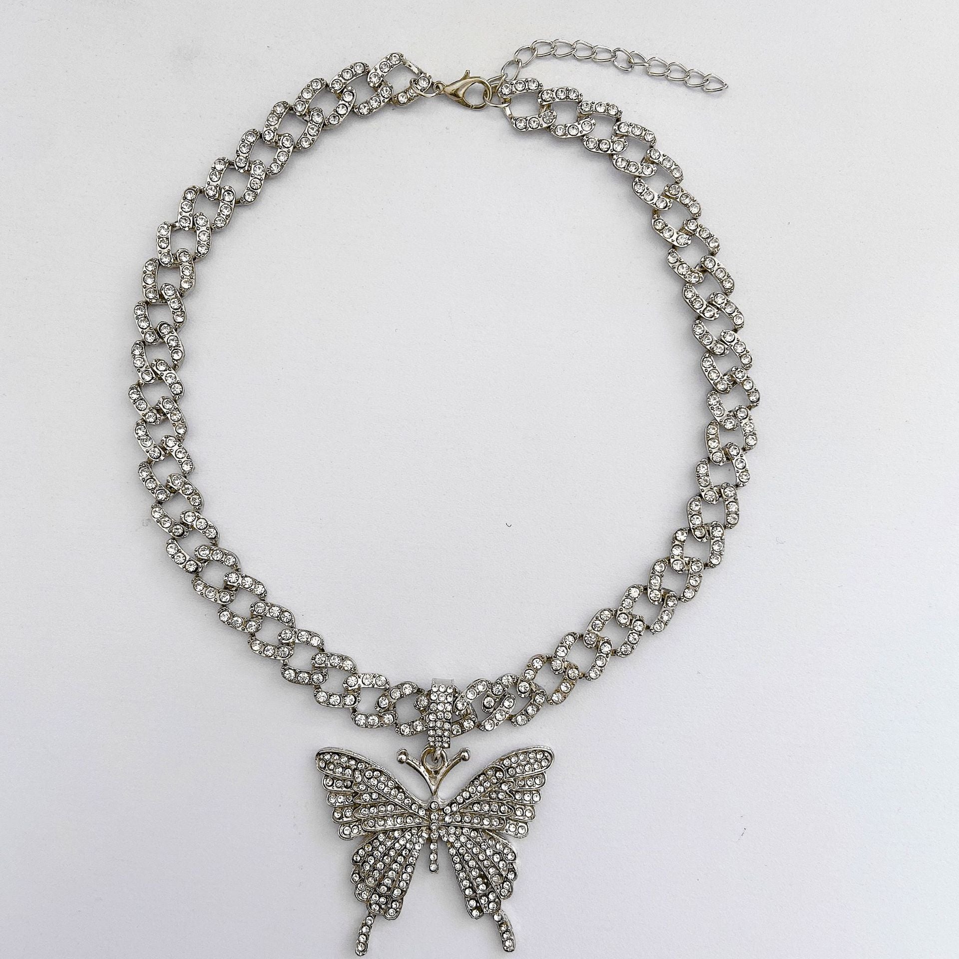 Vollmond-Diamant-Schmetterlingskette Niedlicher Schmetterling Luxus-Diamantanhänger