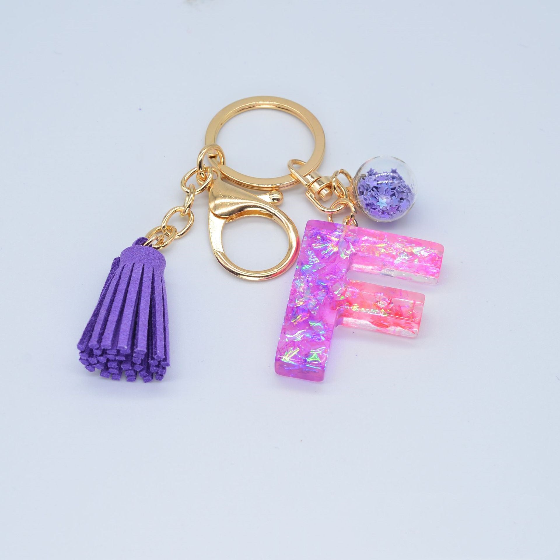 Llavero de resina epoxi morada con letras en inglés