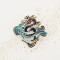 Broche conmemorativo original del dragón chino cabalgando el viento y las olas, diseño nacional, insignia metálica creativa, regalo