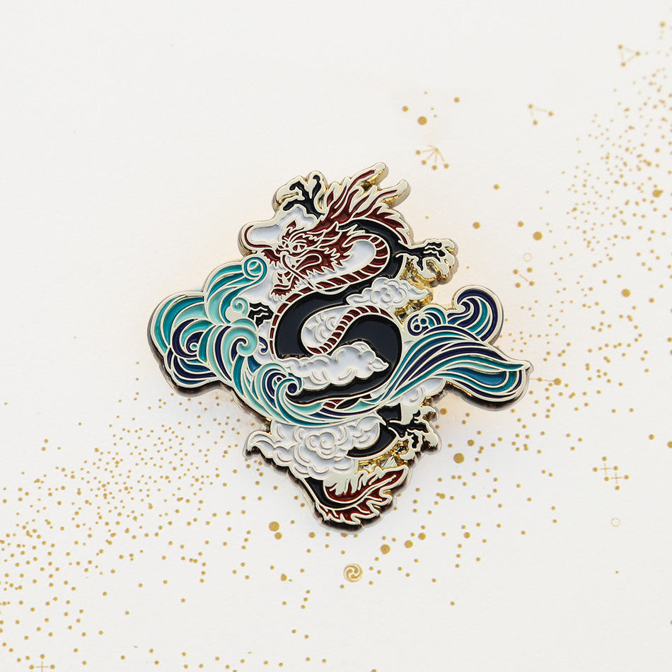 Broche conmemorativo original del dragón chino cabalgando el viento y las olas, diseño nacional, insignia metálica creativa, regalo