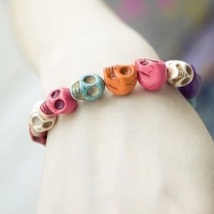 Brazalete de turquesa sintética con calaveras