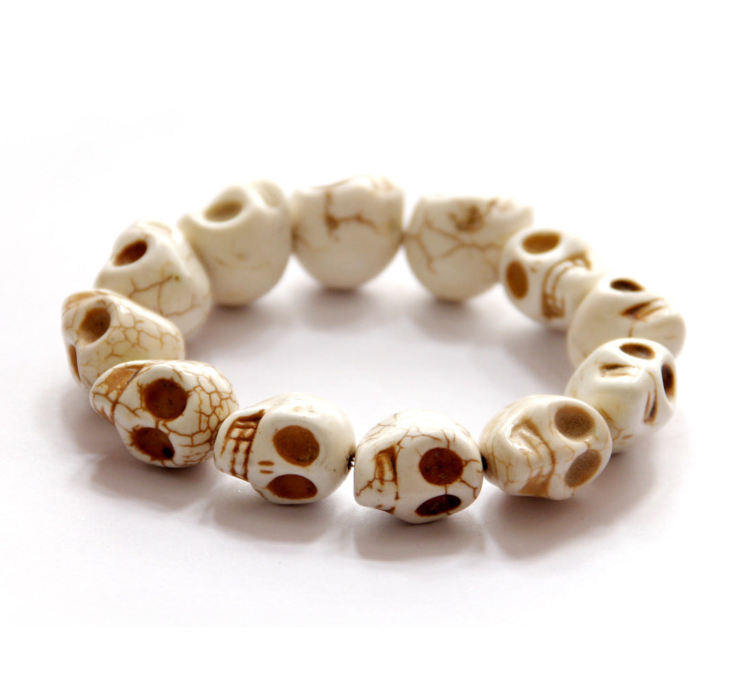 Brazalete de turquesa sintética con calaveras