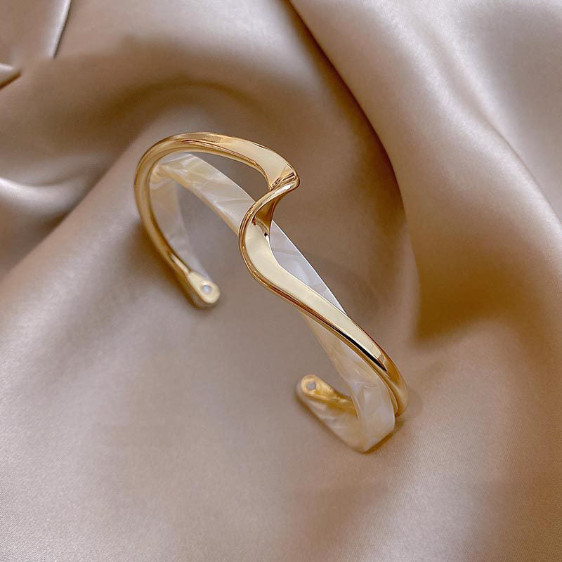 Pulsera de placa de marisco blanco metálico para mujer, apertura ajustable, diseño de 2 capas, joyería de moda femenina de lujo ligero, regalos