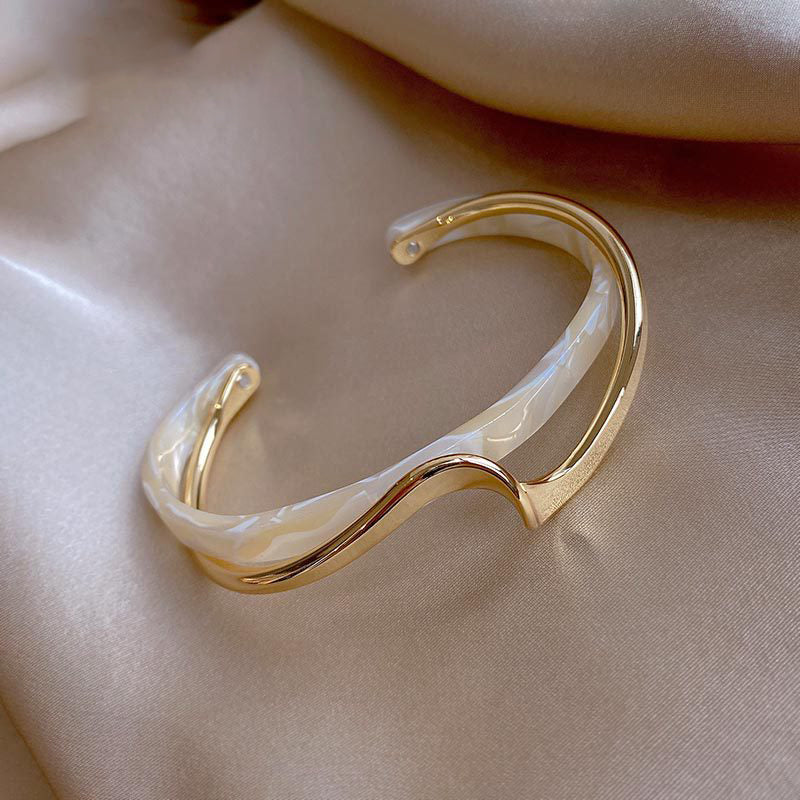 Armband aus Metall mit weißer Muschelplatte für Frauen, offene, verstellbare 2-Lagen-Design, leichtes Luxus-Damenmode-Schmuckgeschenk