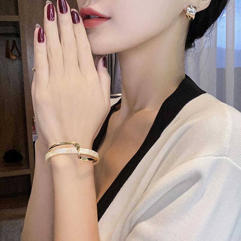 Pulsera de placa de marisco blanco metálico para mujer, apertura ajustable, diseño de 2 capas, joyería de moda femenina de lujo ligero, regalos