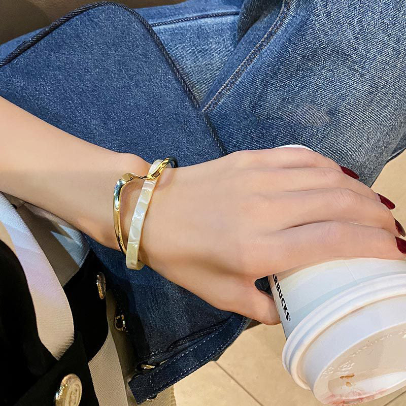 Armband aus Metall mit weißer Muschelplatte für Frauen, offene, verstellbare 2-Lagen-Design, leichtes Luxus-Damenmode-Schmuckgeschenk