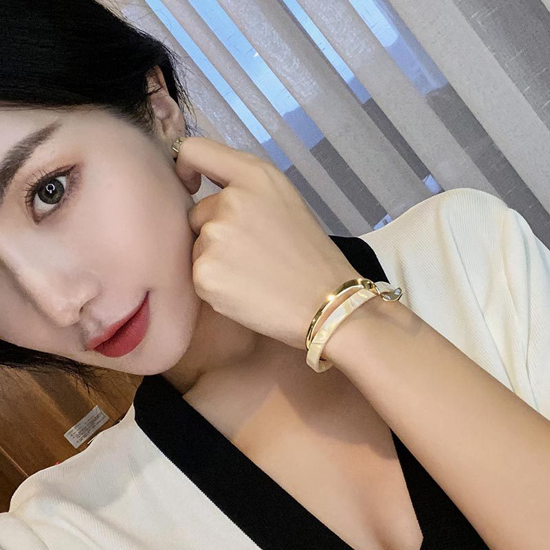 Pulsera de placa de marisco blanco metálico para mujer, apertura ajustable, diseño de 2 capas, joyería de moda femenina de lujo ligero, regalos