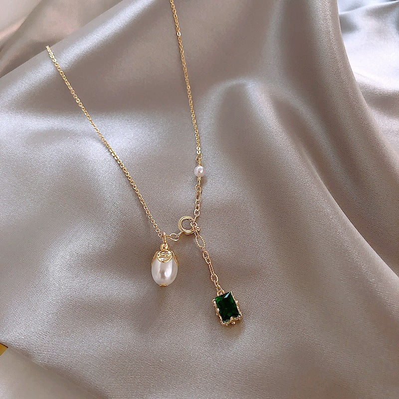 Schlichte Smaragd-Perlen-Halskette Elegant Weiß