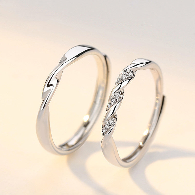 Un par de hombres y mujeres comparten amor y se regalan mutuamente un anillo en un San Valentín con personalidad y a la moda