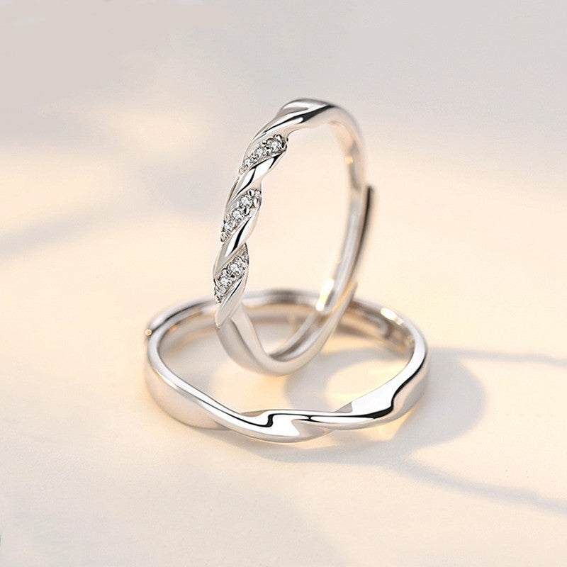 Un par de hombres y mujeres comparten amor y se regalan mutuamente un anillo en un San Valentín con personalidad y a la moda