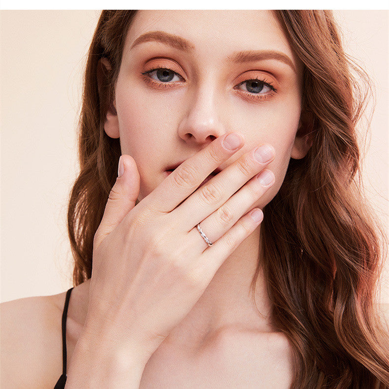 Un par de hombres y mujeres comparten amor y se regalan mutuamente un anillo en un San Valentín con personalidad y a la moda
