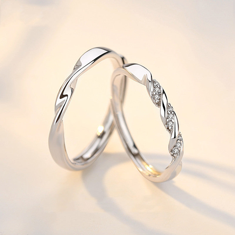 Un par de hombres y mujeres comparten amor y se regalan mutuamente un anillo en un San Valentín con personalidad y a la moda