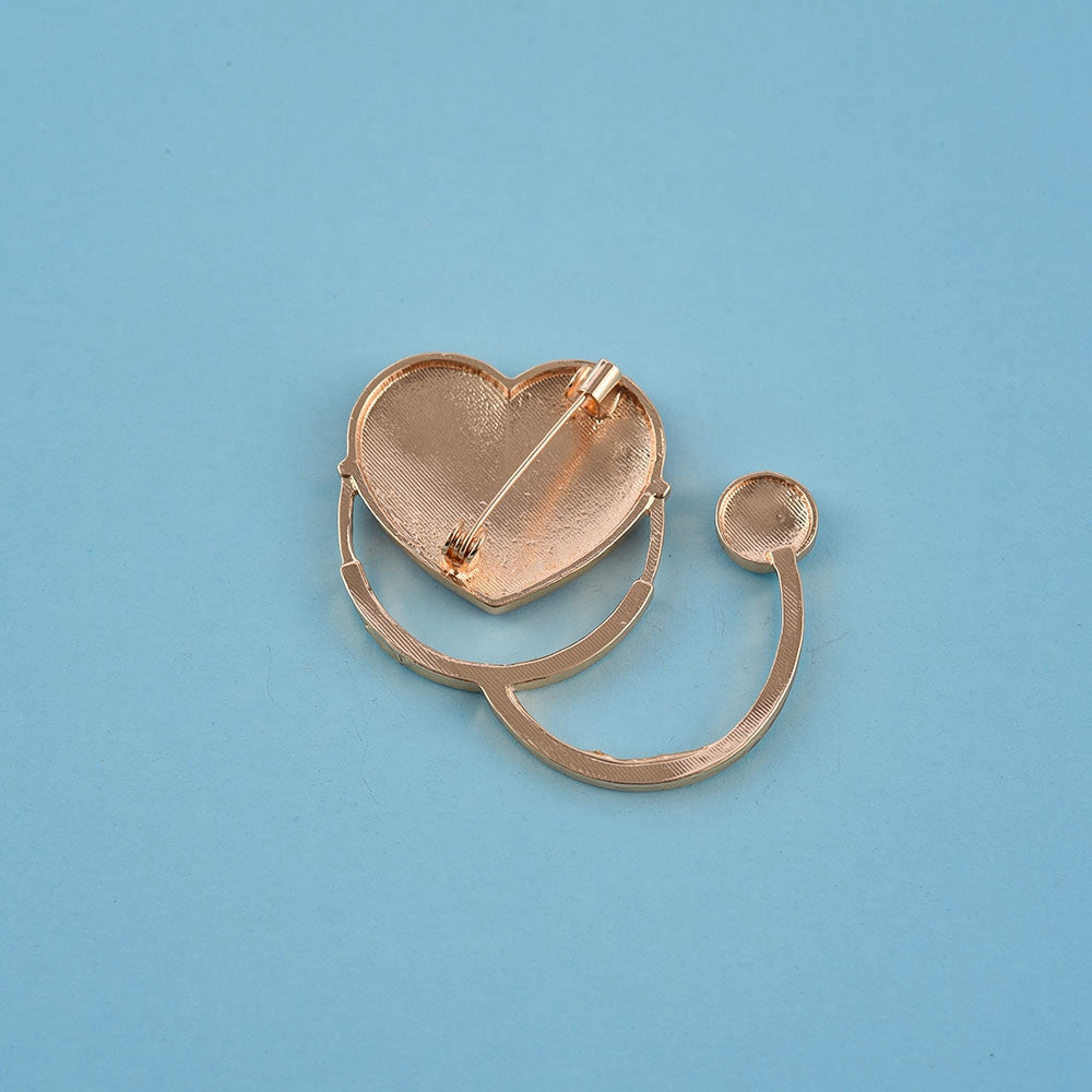 Nuevo Estetoscopio con Cara Sonriente en Forma de Corazón Broche Esmaltado Médico Pin Rojo Amor Pins de Doctor Regalo Joyería Insignia de Solapa Accesorios