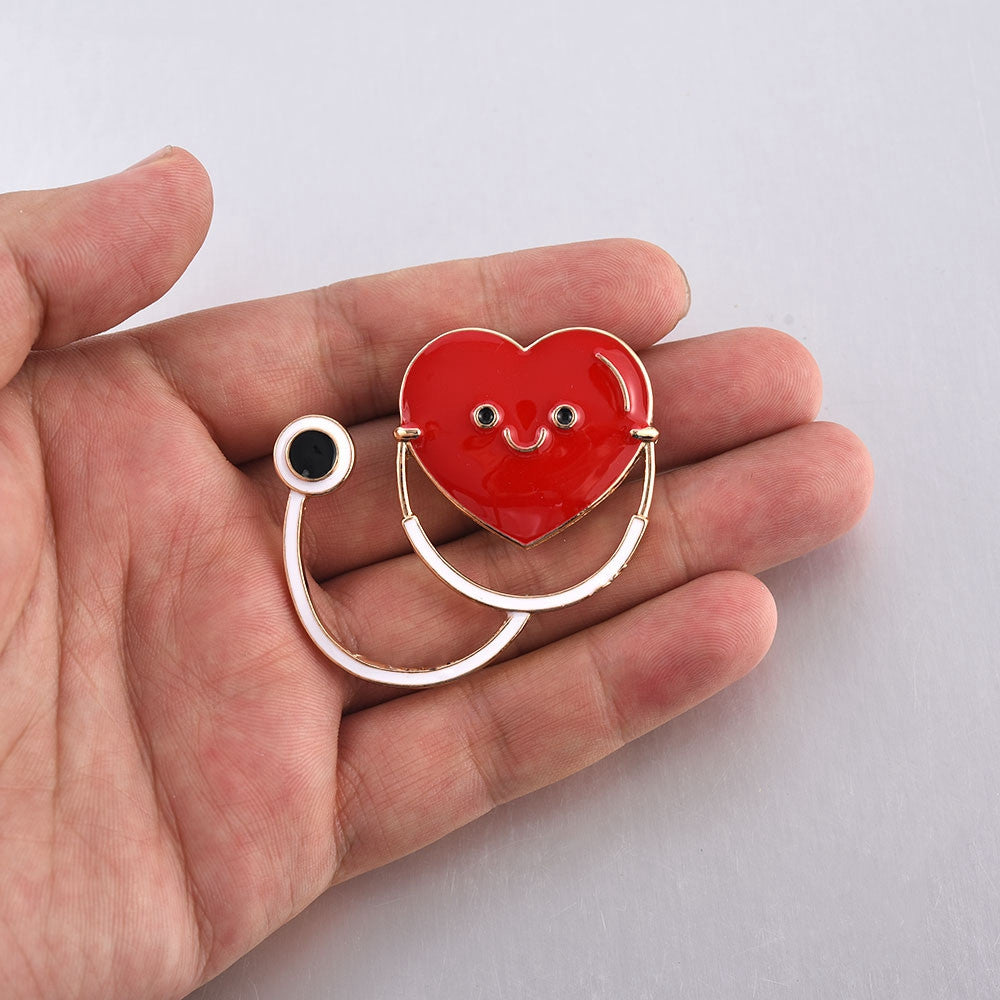 Nuevo Estetoscopio con Cara Sonriente en Forma de Corazón Broche Esmaltado Médico Pin Rojo Amor Pins de Doctor Regalo Joyería Insignia de Solapa Accesorios