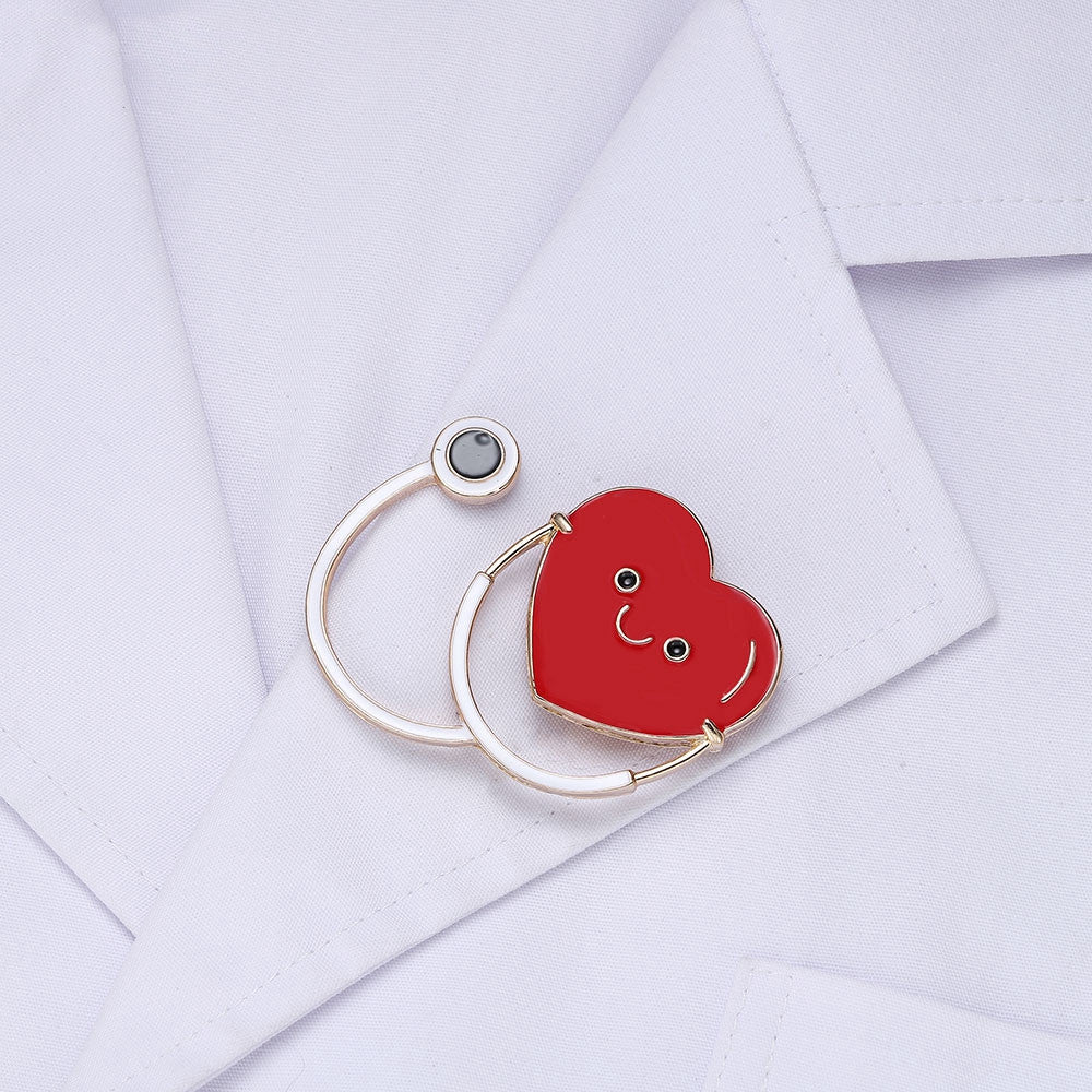 Nuevo Estetoscopio con Cara Sonriente en Forma de Corazón Broche Esmaltado Médico Pin Rojo Amor Pins de Doctor Regalo Joyería Insignia de Solapa Accesorios