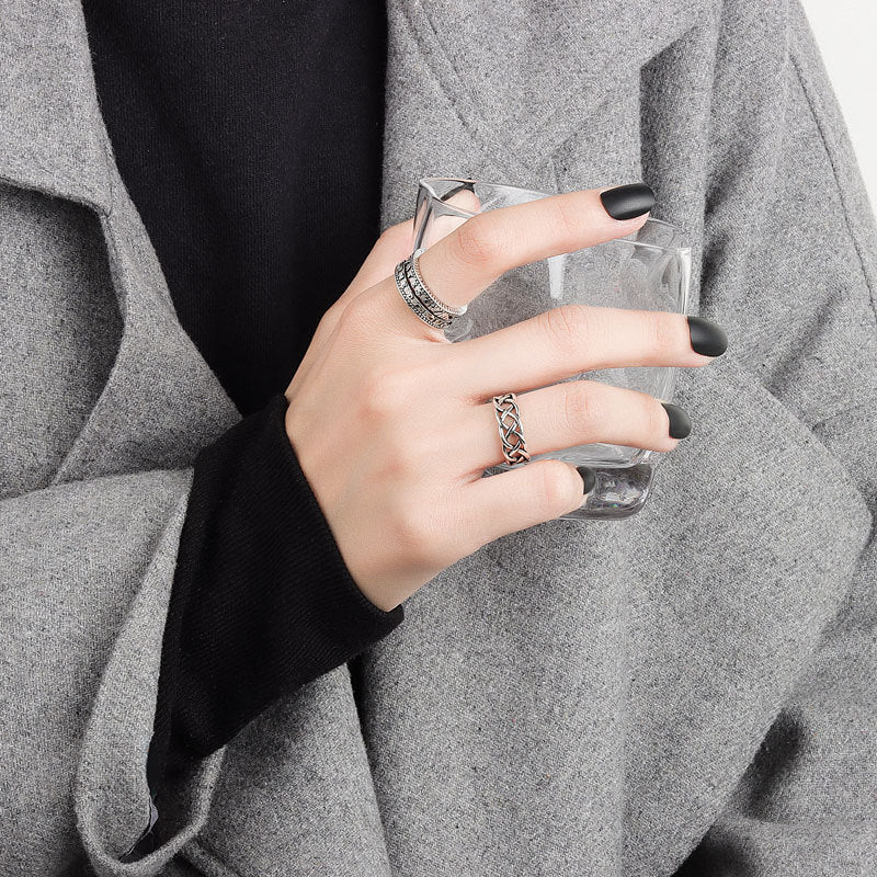 Anillos con las letras del abecedario inglés para hombres y mujeres
