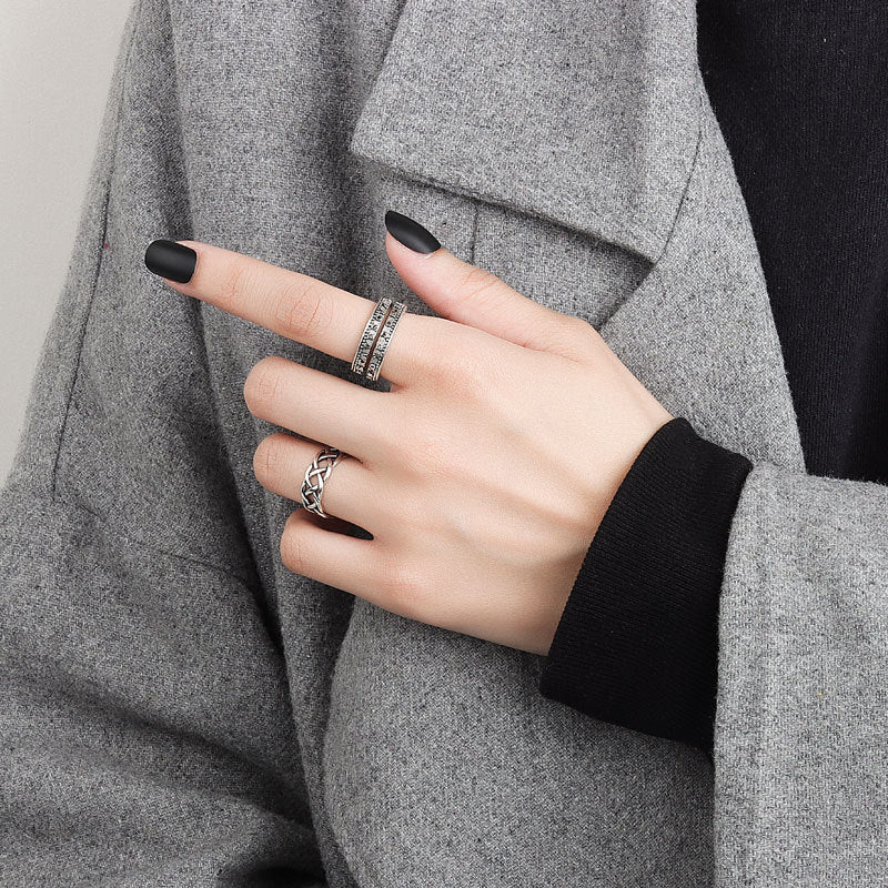 Anillos con las letras del abecedario inglés para hombres y mujeres