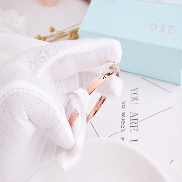 Pulsera de mujer con estilo romano y diamantes