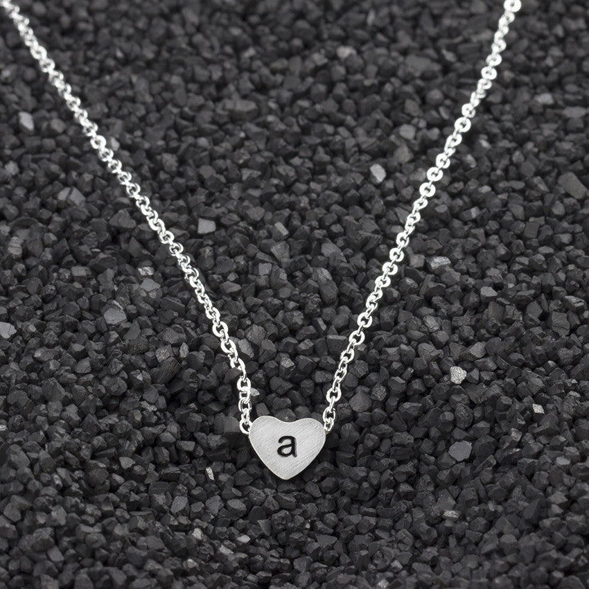 Collar con colgante de 26 letras de acero inoxidable para mujer