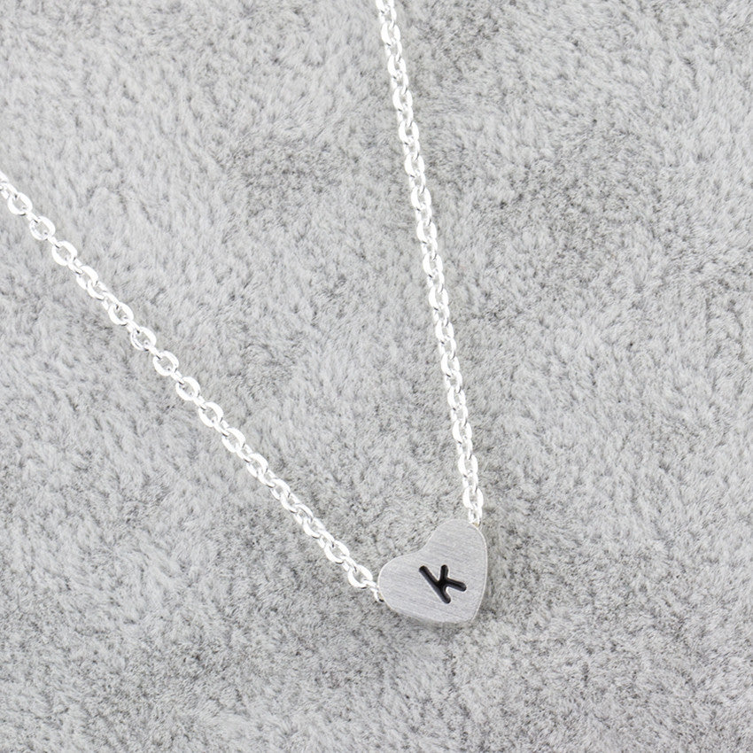 Collar con colgante de 26 letras de acero inoxidable para mujer