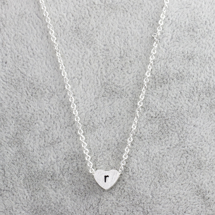 Collar con colgante de 26 letras de acero inoxidable para mujer