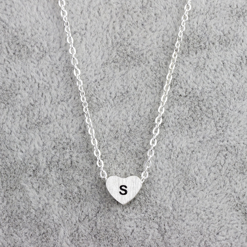 Collar con colgante de 26 letras de acero inoxidable para mujer