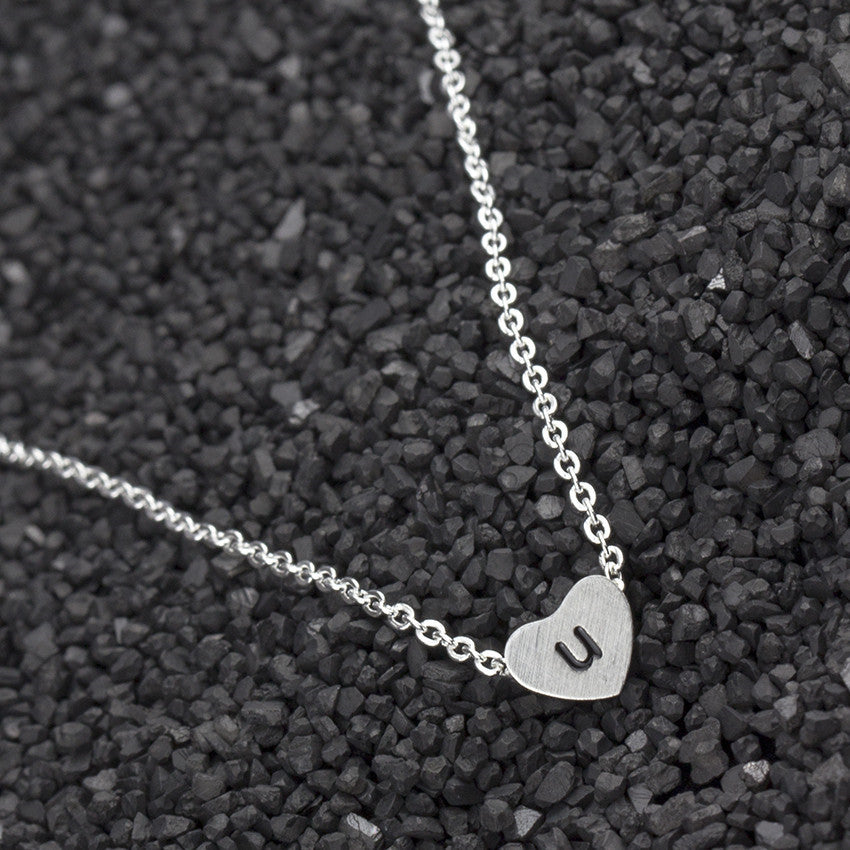 Collar con colgante de 26 letras de acero inoxidable para mujer