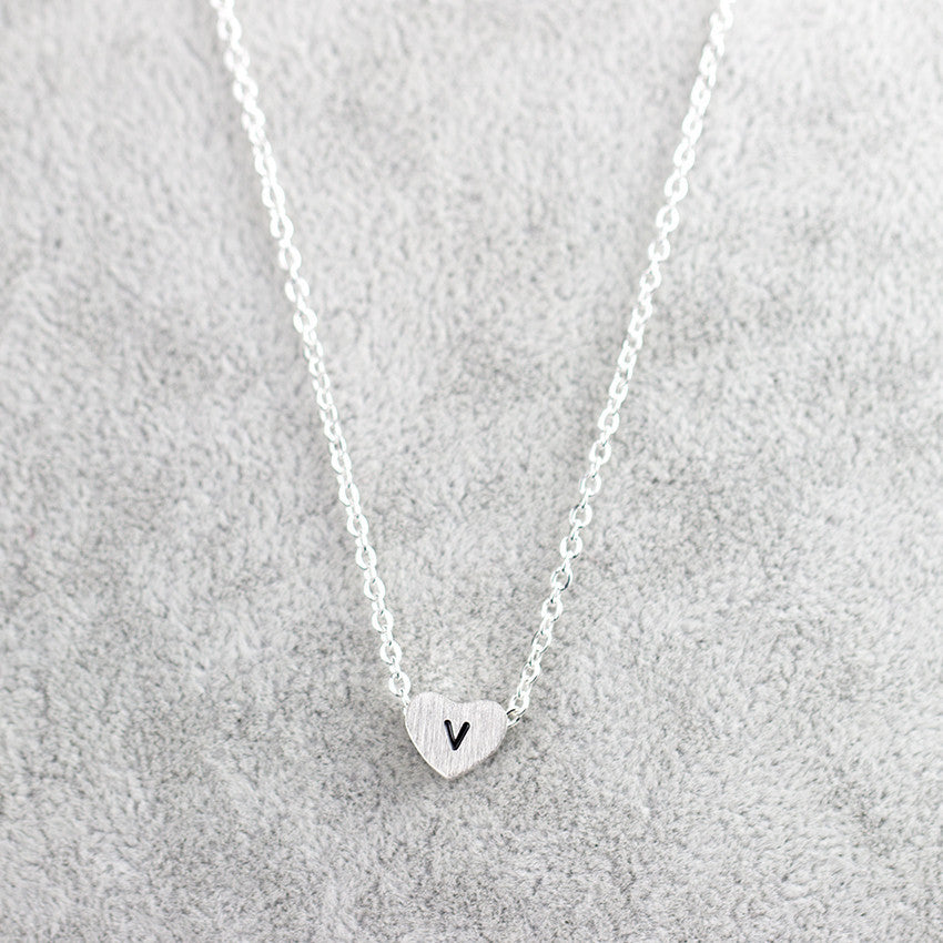 Collar con colgante de 26 letras de acero inoxidable para mujer
