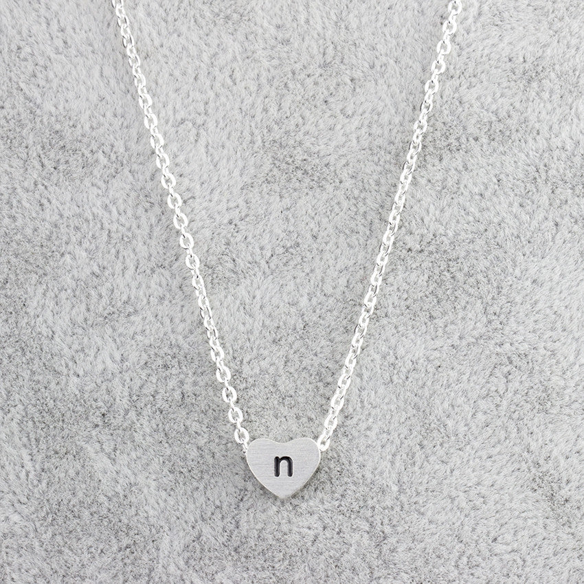 Collar con colgante de 26 letras de acero inoxidable para mujer
