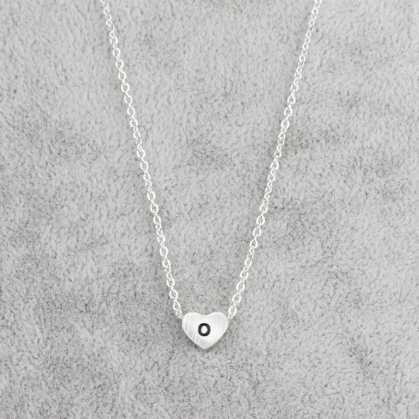 Collar con colgante de 26 letras de acero inoxidable para mujer