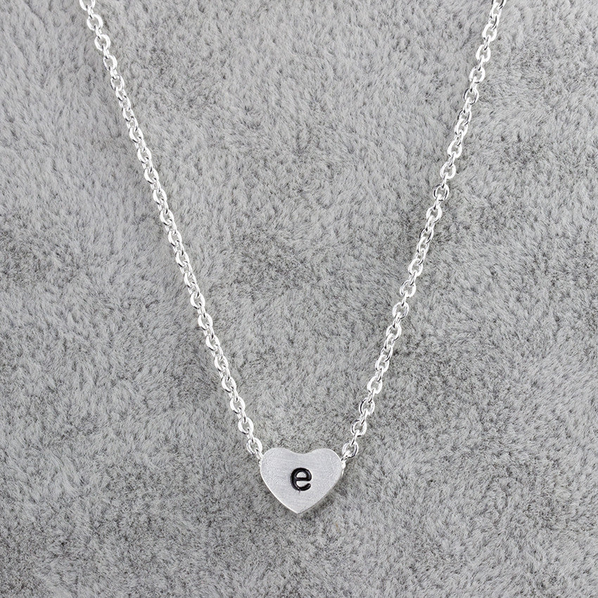 Collar con colgante de 26 letras de acero inoxidable para mujer