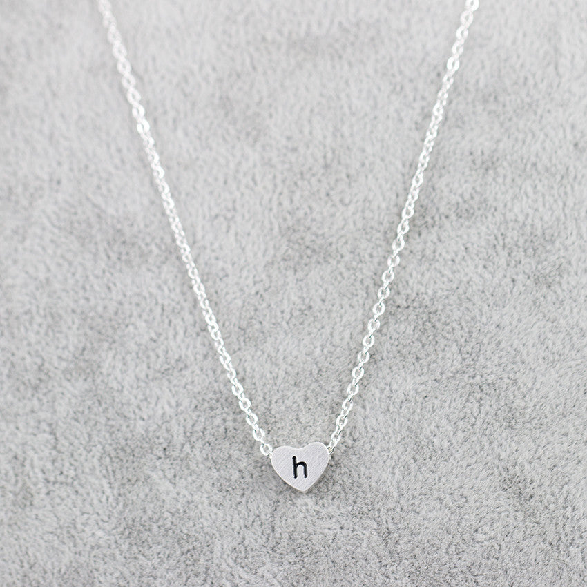 Collar con colgante de 26 letras de acero inoxidable para mujer