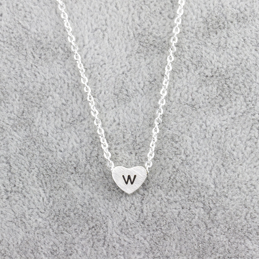 Collar con colgante de 26 letras de acero inoxidable para mujer