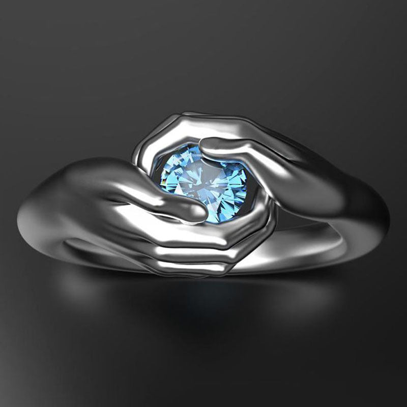 Exquisite Hände umfassen blauen Kristall Zirkon Ring elegante weibliche Hochzeit Verlobung Silber Farbe Ring Mode Liebe Schmuck Geschenk