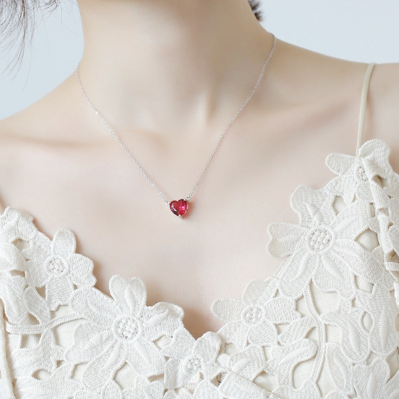 Echte 925 Sterling Silber Süße rote Kristall Herz Choker Halskette Persönlichkeit Edler Schmuck für Frauen Hochzeitsaccessoires