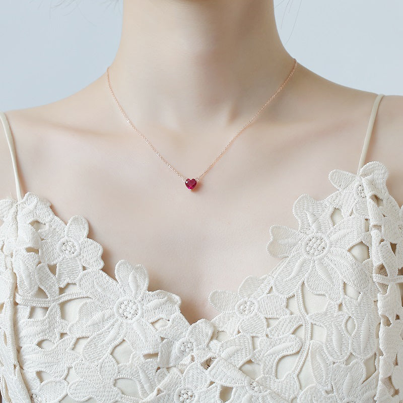 Echte 925 Sterling Silber Süße rote Kristall Herz Choker Halskette Persönlichkeit Edler Schmuck für Frauen Hochzeitsaccessoires
