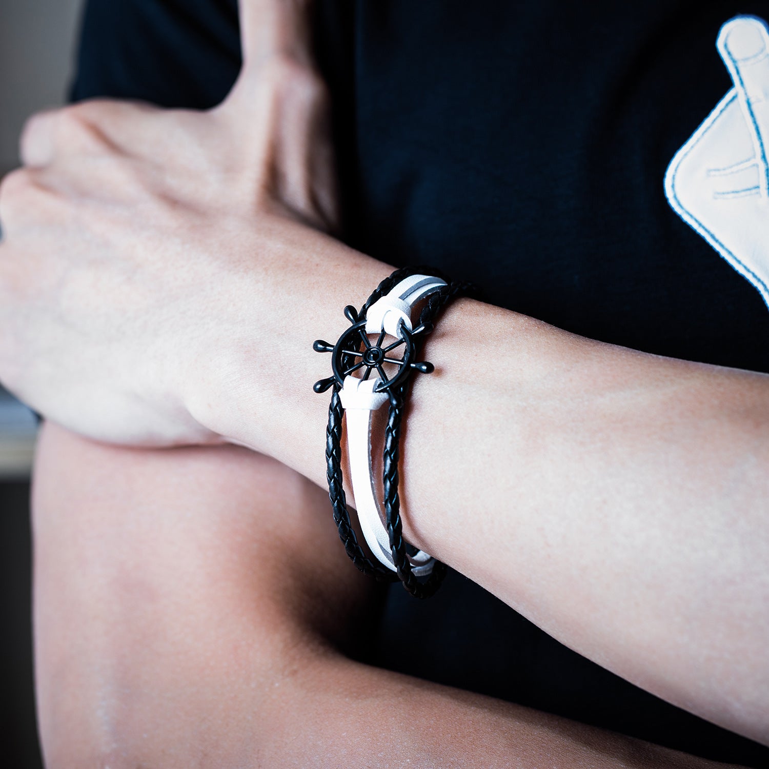 Pulseras de cuero y aleación con dijes