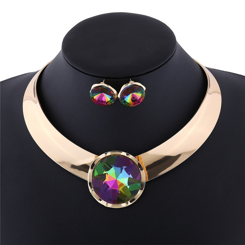 Schmuckset aus Halskette und Ohrringen