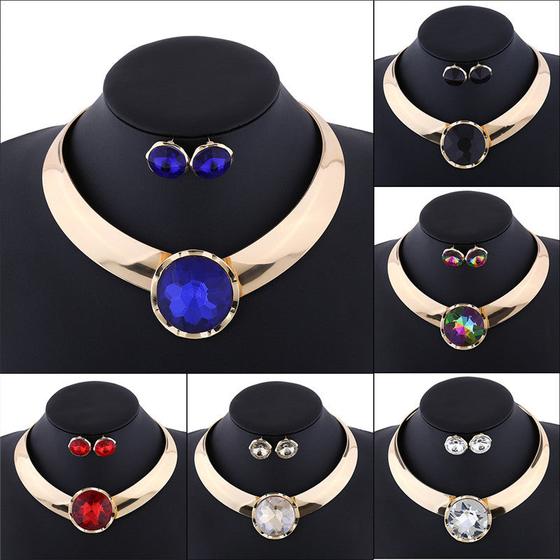 Schmuckset aus Halskette und Ohrringen