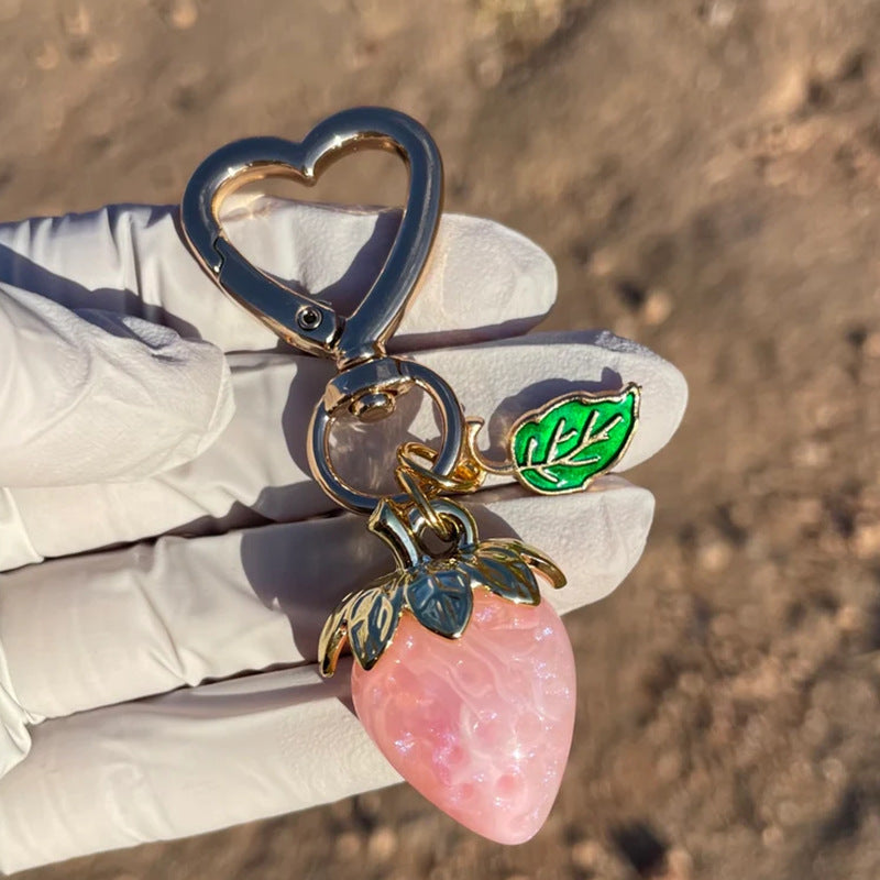 Bonito llavero de fresa con forma de corazón, colgante creativo para bolso