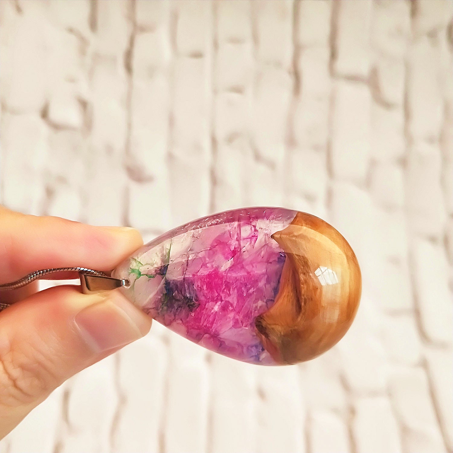 Halskette mit Anhänger aus Jadeharz und Holz