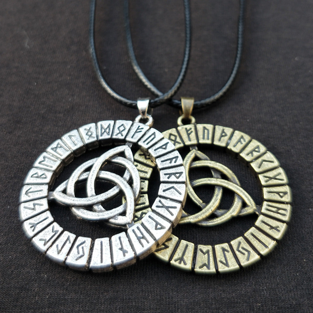 Nordische Halskette mit mythischen Runen-Amulett