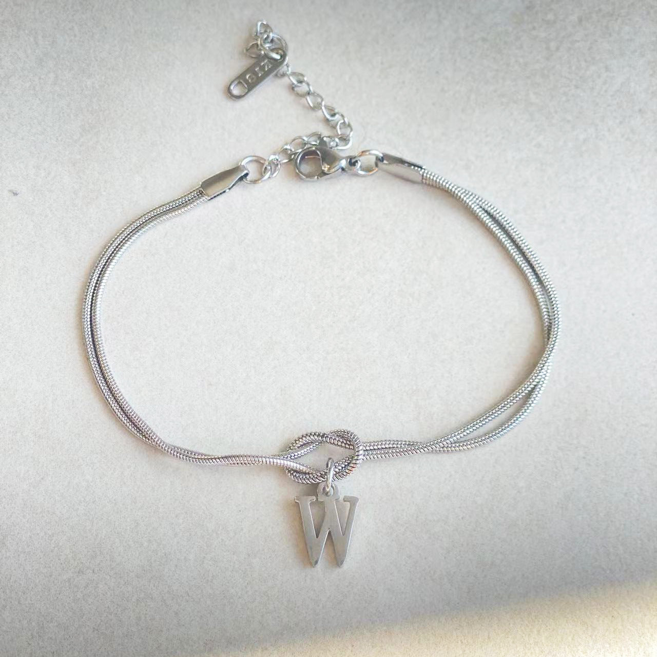 Nuevas pulseras con nudo de amor de la A a la Z para mujer, pulseras con dije de cadena de serpiente delicada de color dorado para parejas, joyería de acero inoxidable, regalo para el Día de San Valentín