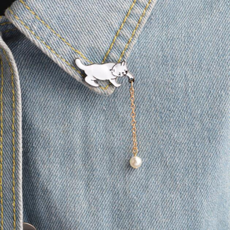 Broche de perlas con forma de gatito, de dibujos animados de anime, para la personalidad de la moda