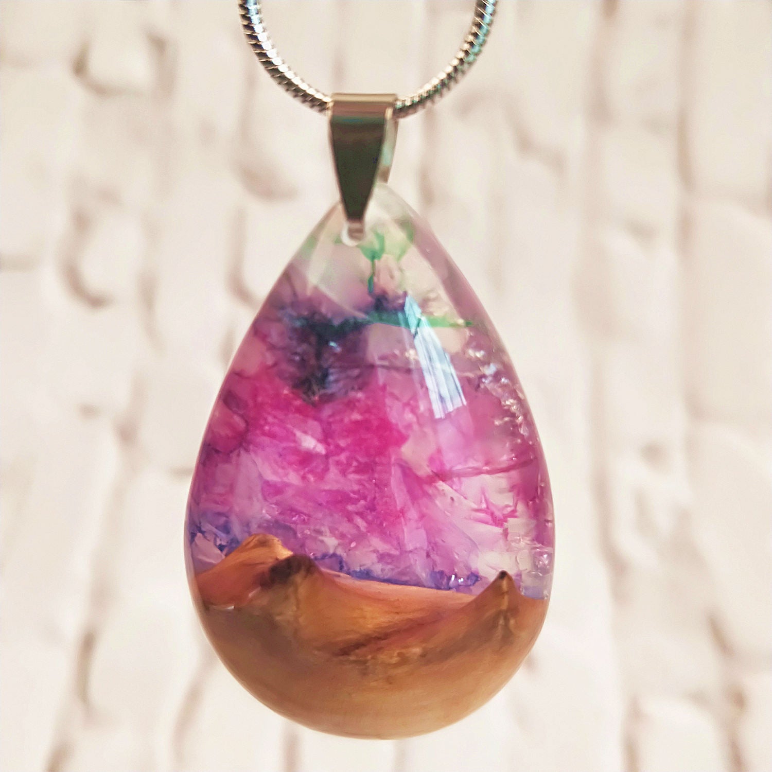 Halskette mit Anhänger aus Jadeharz und Holz