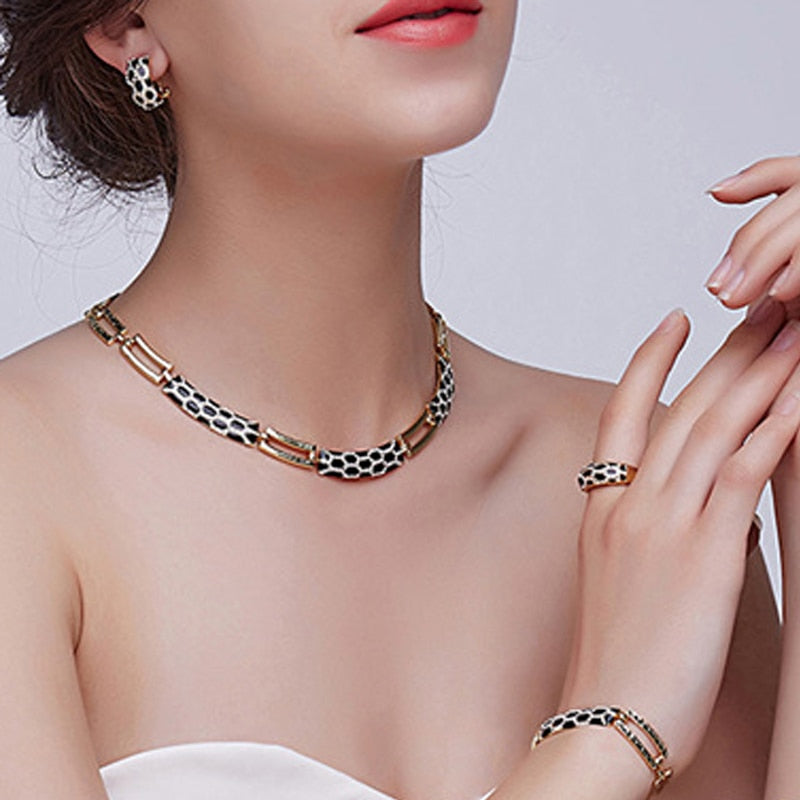Nuevo juego de pendientes y collar con diamantes estilo coreano