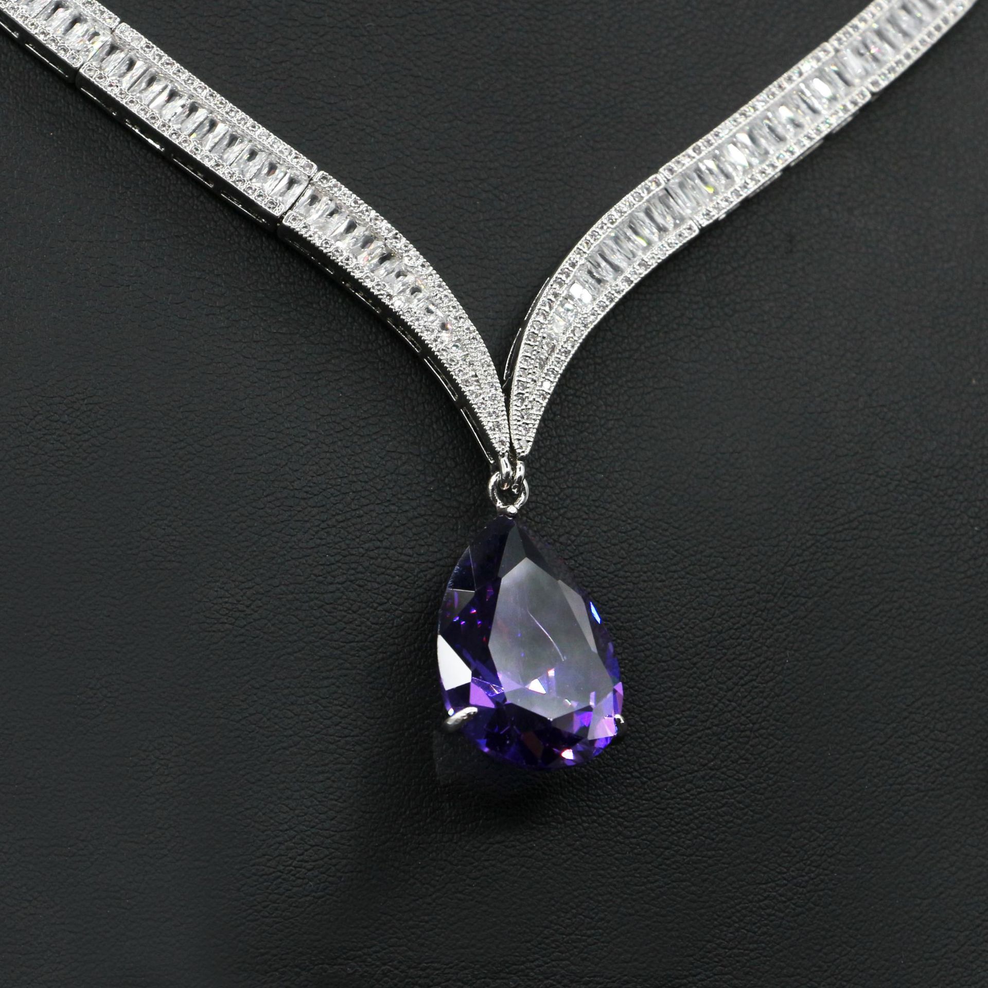 Halskette mit Wassertropfen-Zirkon und Ohrring-Set