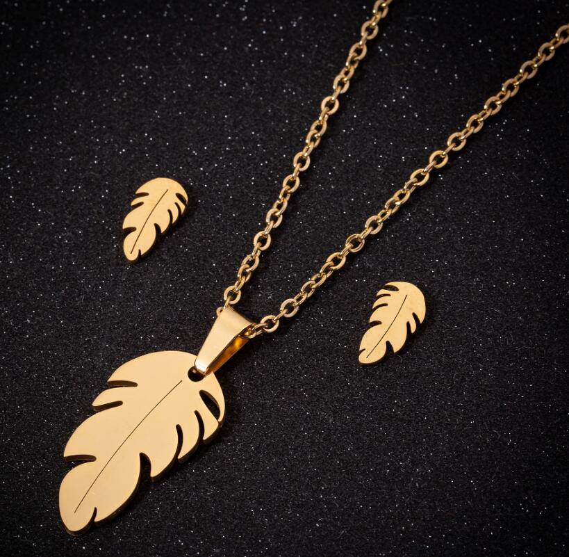 Halskette und Ohrringe dreiteiliger Schmuck