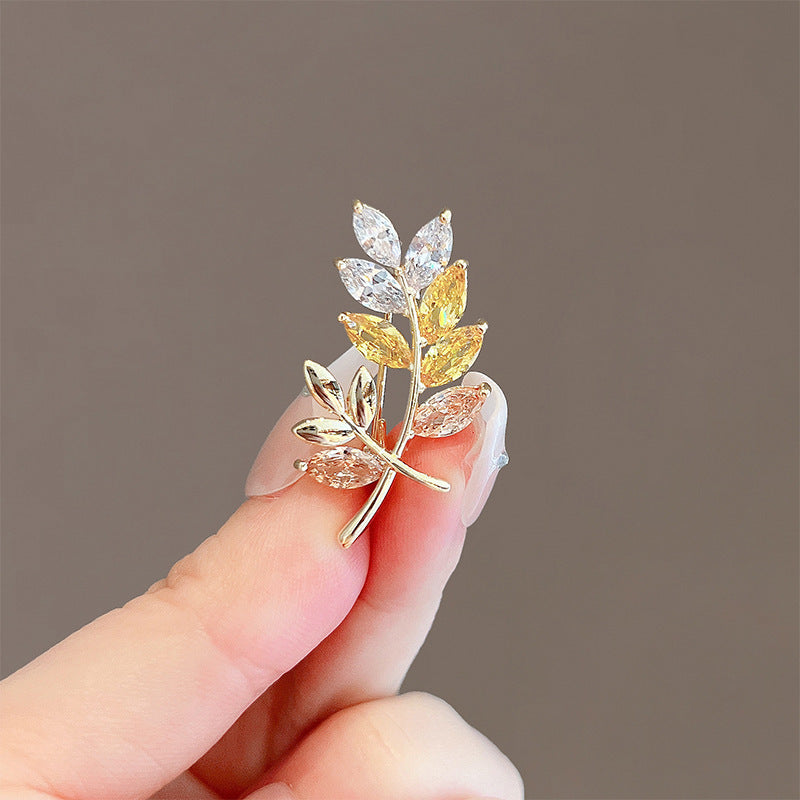 Nuevo Broche de Aleación de Alta Sensación de Nicho de Alta Gama, Pin para Abrigo y Traje, Corsage Versátil de Alta Gama