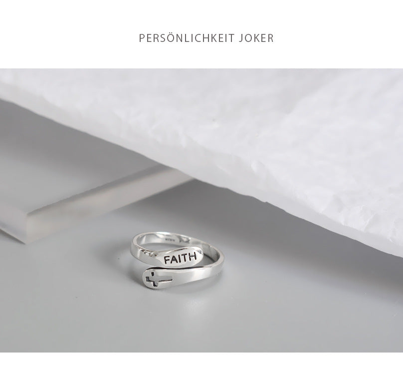 Anillo de creencia hueco con letras inglesas a la moda